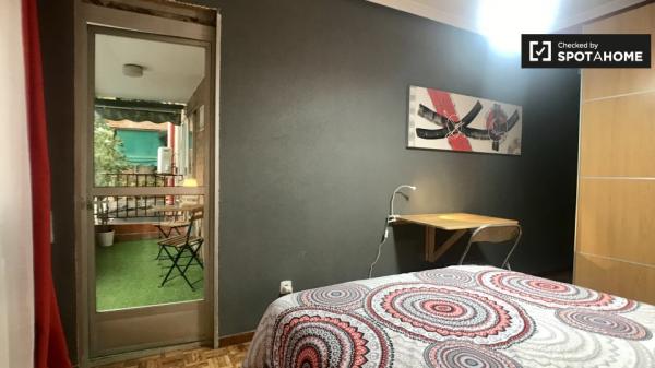 Habitación en piso de 5 dormitorios en Alcalá de Henares, Madrid.