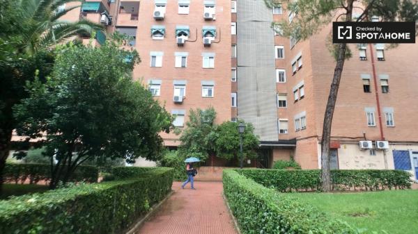 Habitación en piso de 5 dormitorios en Alcalá de Henares, Madrid.