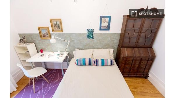 Habitación amueblada en apartamento de 7 dormitorios en Indautxu, Bilbao