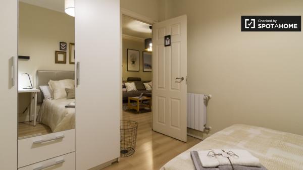 Acogedora habitación en un apartamento de 8 dormitorios en Abando, Bilbao