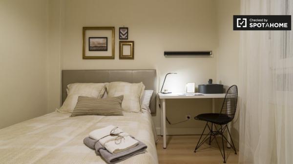 Acogedora habitación en un apartamento de 8 dormitorios en Abando, Bilbao