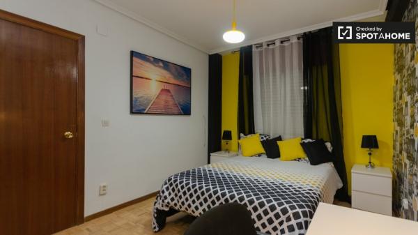 Pokój dwuosobowy do wynajęcia, apartament z 6 sypialniami, Alcalá de Henares