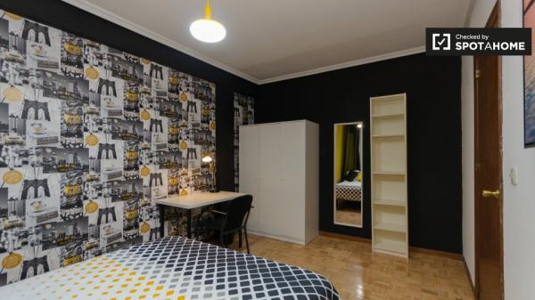 Pokój dwuosobowy do wynajęcia, apartament z 6 sypialniami, Alcalá de Henares