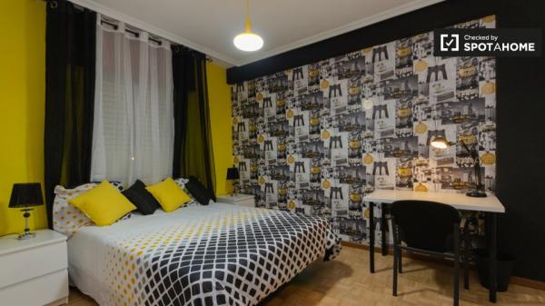 Pokój dwuosobowy do wynajęcia, apartament z 6 sypialniami, Alcalá de Henares