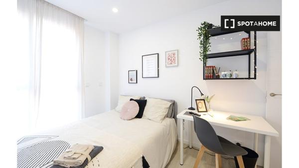 Se alquila habitación en piso de 4 dormitorios en Basurto, Bilbao