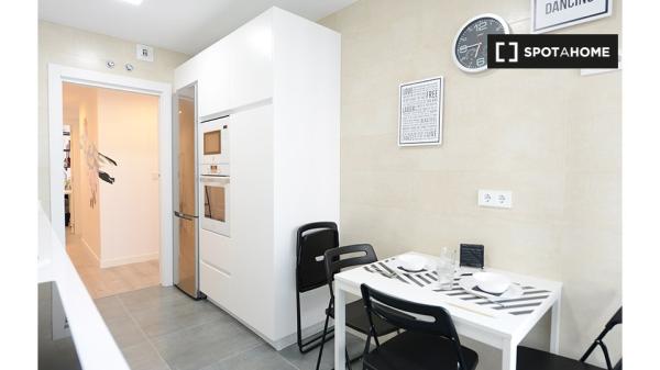 Se alquila habitación en piso de 4 dormitorios en Basurto, Bilbao