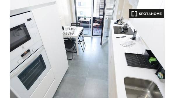 Se alquila habitación en piso de 4 dormitorios en Basurto, Bilbao