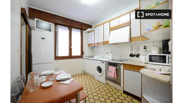 Se alquila habitación en piso de 4 dormitorios en Abando, Bilbao