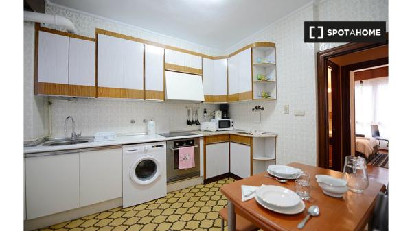 Se alquila habitación en piso de 4 dormitorios en Abando, Bilbao