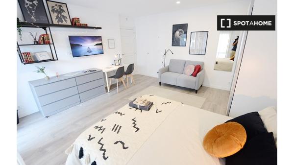 Se alquila habitación en piso de 4 dormitorios en Basurto, Bilbao