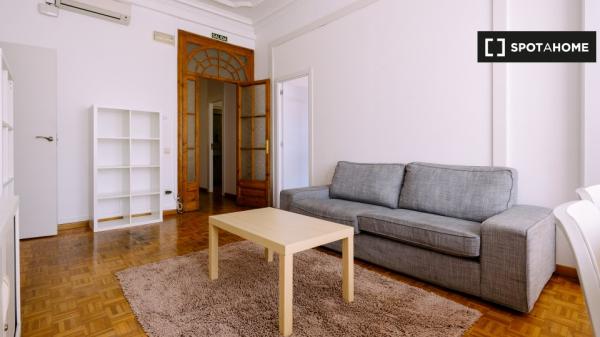 Quarto para alugar em apartamento de 19 quartos em Eixample, Barcelona