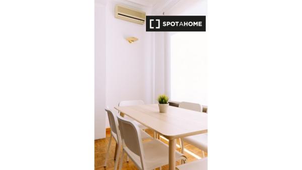 Quarto para alugar em apartamento de 19 quartos em Eixample, Barcelona