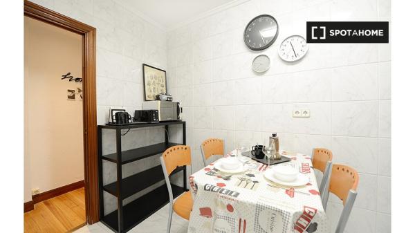 Se alquila habitación en piso de 3 dormitorios en Santutxu, Bilbao