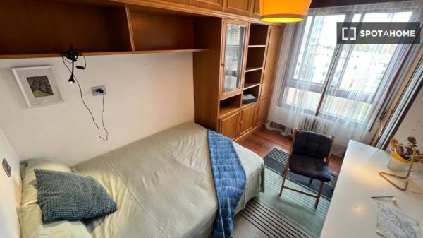 Habitación íntima en apartamento de 5 dormitorios en Begoña, Bilbao