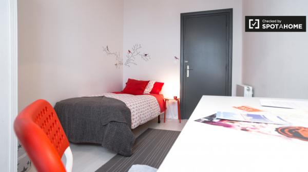 Habitación soleada en apartamento de 4 dormitorios, Bilbao la Vieja, Bilbao