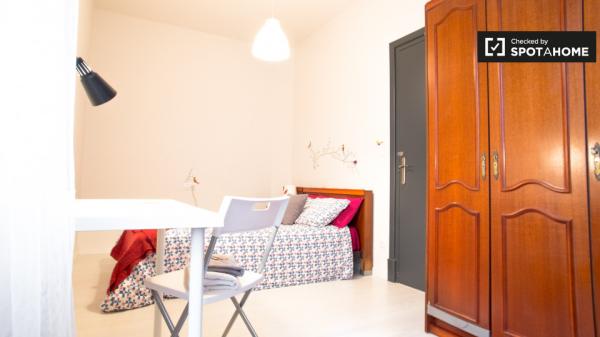 Habitación soleada en apartamento de 4 dormitorios, Bilbao la Vieja, Bilbao