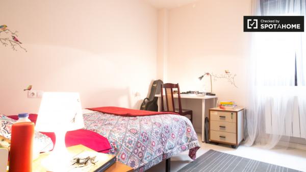 Habitación soleada en apartamento de 4 dormitorios, Bilbao la Vieja, Bilbao