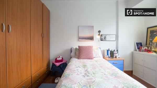 Se alquilan habitaciones en un apartamento de 3 dormitorios en Begoña, Bilbao