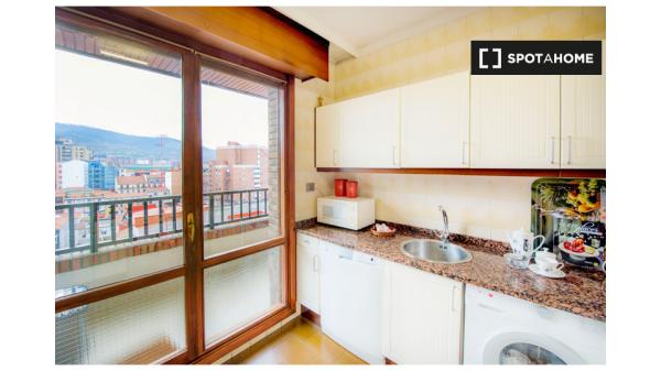 Habitación íntima en apartamento de 5 dormitorios en Begoña, Bilbao