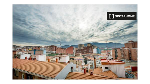 Habitación íntima en apartamento de 5 dormitorios en Begoña, Bilbao