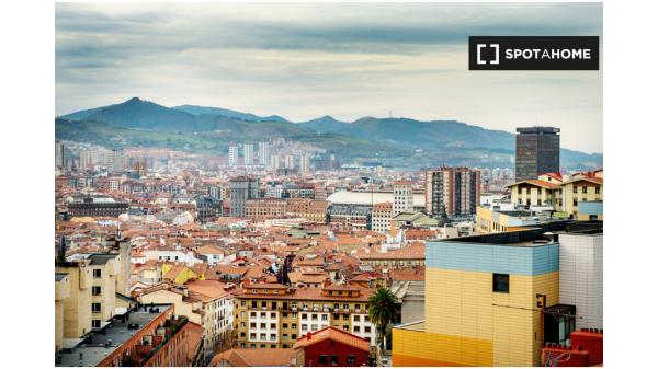 Habitación íntima en apartamento de 5 dormitorios en Begoña, Bilbao