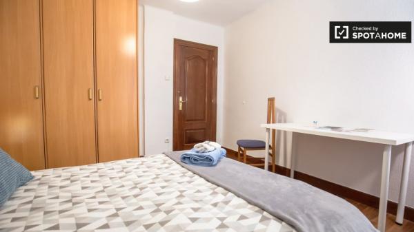 Se alquilan habitaciones en un apartamento de 3 dormitorios en Begoña, Bilbao