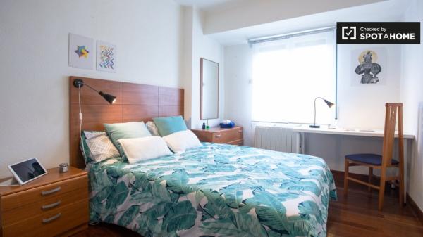 Se alquilan habitaciones en un apartamento de 3 dormitorios en Begoña, Bilbao