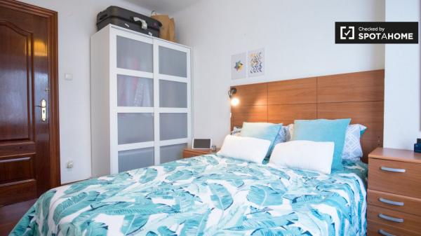 Se alquilan habitaciones en un apartamento de 3 dormitorios en Begoña, Bilbao