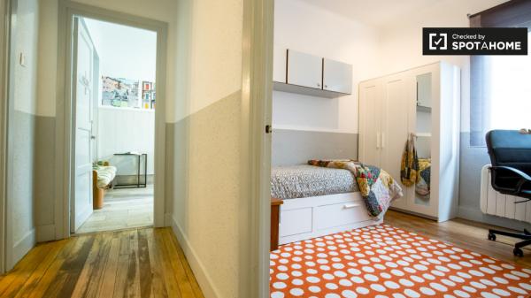 Habitación chic en apartamento de 3 dormitorios en Uribarri, Bilbao