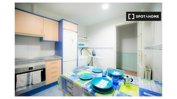 Habitación luminosa en apartamento de 5 dormitorios en Indautxu, Bilbao