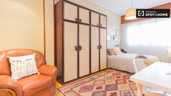 Habitación amueblada en apartamento de 3 dormitorios en Rekalde, Bilbao