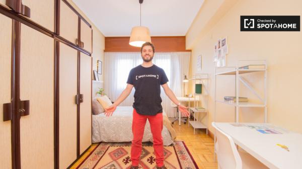 Habitación amueblada en apartamento de 3 dormitorios en Rekalde, Bilbao