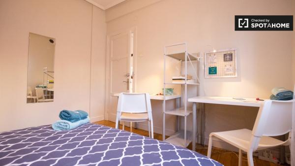 Habitación luminosa en apartamento de 3 dormitorios en Uribarri, Bilbao