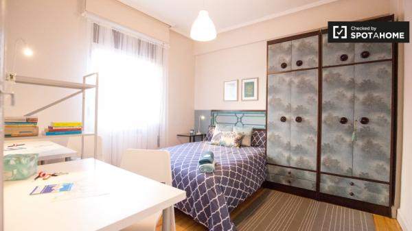 Habitación luminosa en apartamento de 3 dormitorios en Uribarri, Bilbao