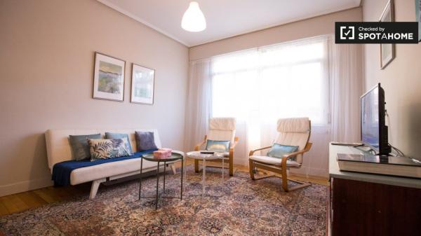 Habitación luminosa en apartamento de 3 dormitorios en Uribarri, Bilbao