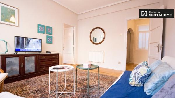 Habitación luminosa en apartamento de 3 dormitorios en Uribarri, Bilbao