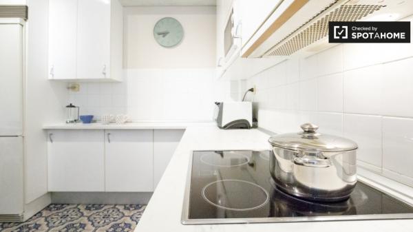 Habitación luminosa en apartamento de 3 dormitorios en Uribarri, Bilbao