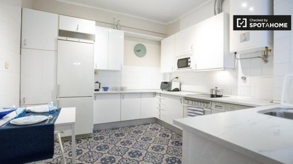 Habitación luminosa en apartamento de 3 dormitorios en Uribarri, Bilbao