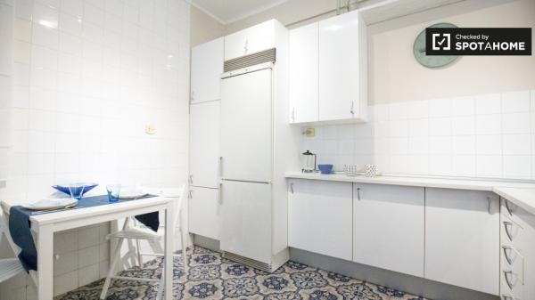 Habitación luminosa en apartamento de 3 dormitorios en Uribarri, Bilbao