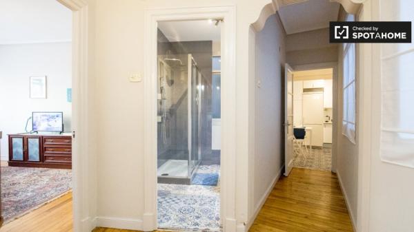 Habitación luminosa en apartamento de 3 dormitorios en Uribarri, Bilbao