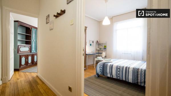 Habitación luminosa en apartamento de 3 dormitorios en Uribarri, Bilbao