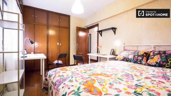 Amplia habitación en apartamento de 3 dormitorios en Uribarri, Bilbao