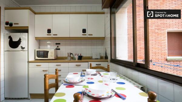 Amplia habitación en apartamento de 3 dormitorios en Uribarri, Bilbao