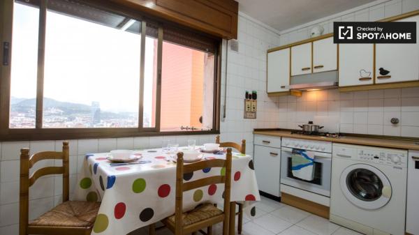 Amplia habitación en apartamento de 3 dormitorios en Uribarri, Bilbao