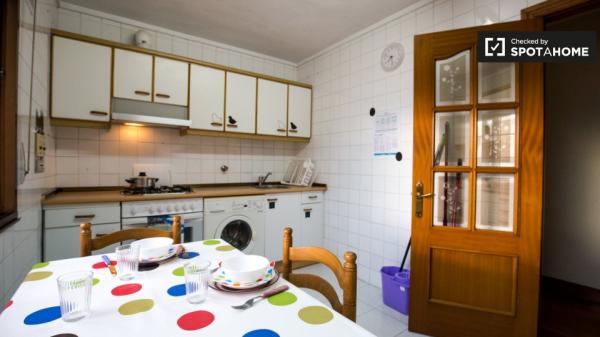 Amplia habitación en apartamento de 3 dormitorios en Uribarri, Bilbao