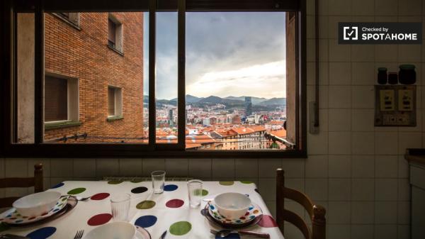 Amplia habitación en apartamento de 3 dormitorios en Uribarri, Bilbao