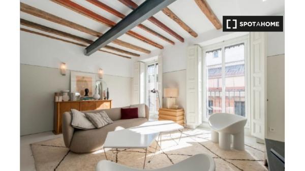 Increíble apartamento de 2 dormitorios en alquiler en Cortes, Madrid