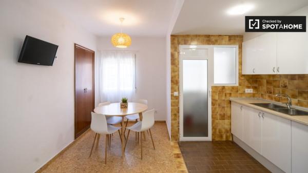 Se alquila habitación en apartamento de 4 dormitorios en Malilla, Valencia