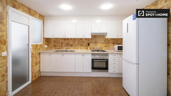 Se alquila habitación en apartamento de 4 dormitorios en Malilla, Valencia