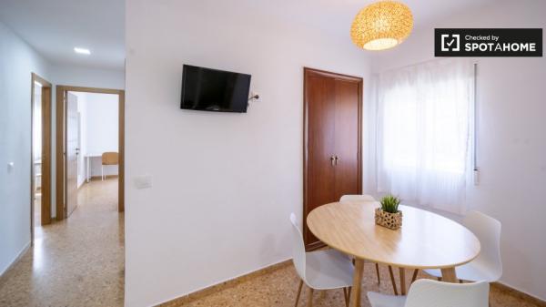 Se alquila habitación en apartamento de 4 dormitorios en Malilla, Valencia